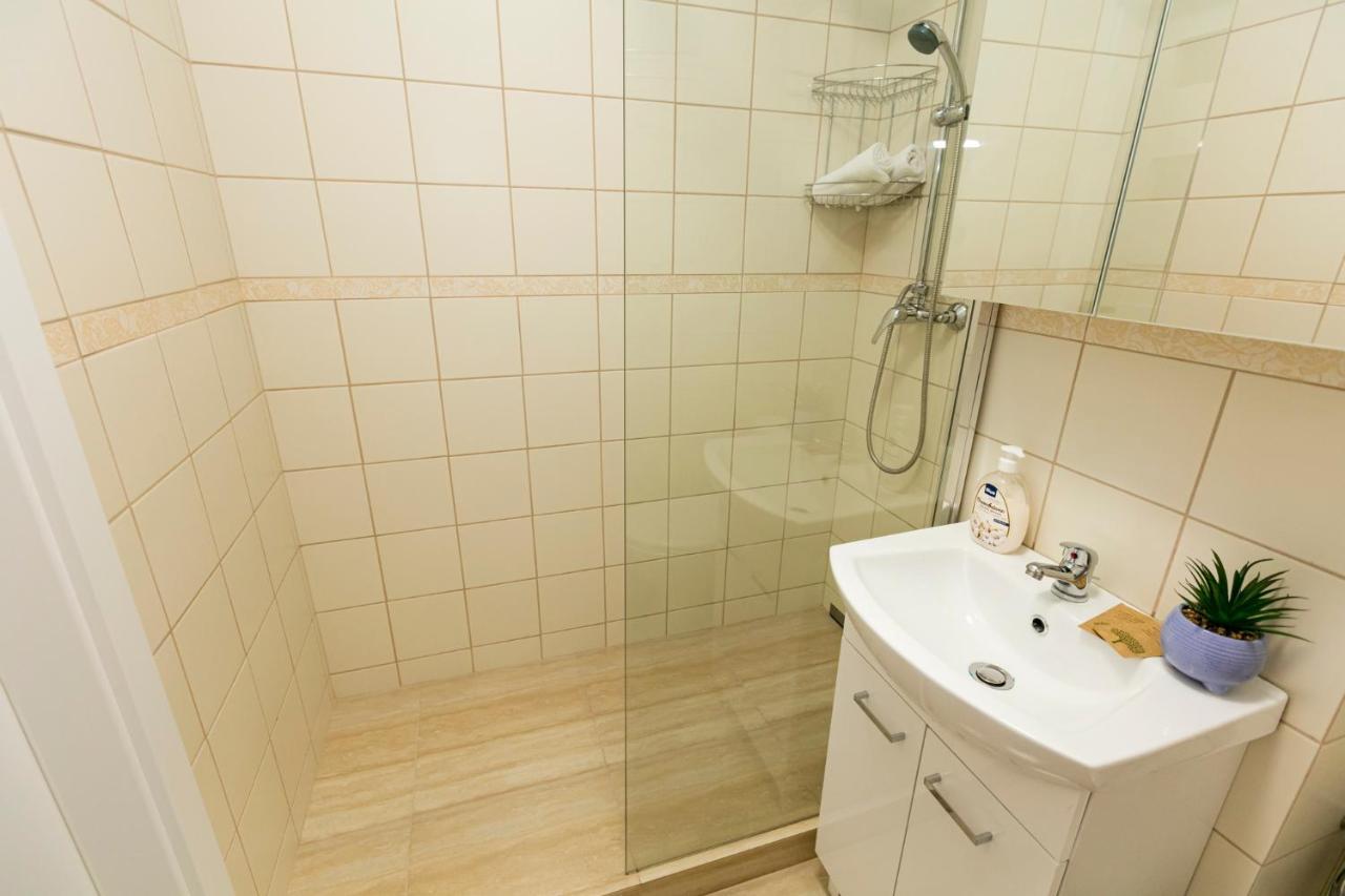 Chmielna - 250M Od Zlotych Tarasow, 350M Od Dworca Centralnego - Wifi - Smart Tv 55 Cali - Better Rental Varsó Kültér fotó